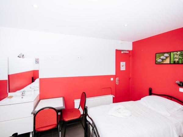 Hotel De La Poste : photo 1 de la chambre chambre triple avec salle de bains commune