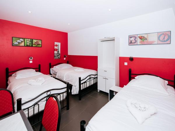 Hotel De La Poste : photo 3 de la chambre chambre triple avec salle de bains commune