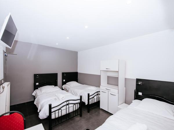 Hotel De La Poste : photo 8 de la chambre chambre triple avec salle de bains commune
