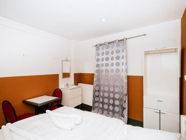 Hotel De La Poste : photo 4 de la chambre chambre simple avec salle de bains commune
