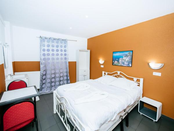 Hotel De La Poste : photo 7 de la chambre chambre simple avec salle de bains commune