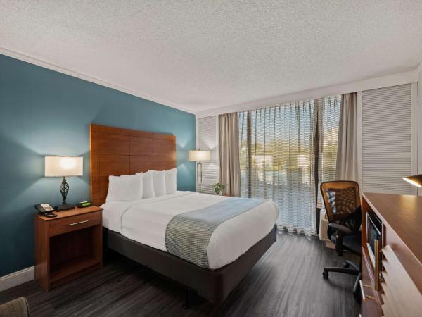 Best Western Orlando Gateway Hotel : photo 1 de la chambre chambre lit queen-size avec douche à l'italienne - accessible aux personnes à mobilité réduite