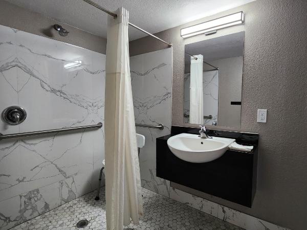 Motel 6 Houston, TX - Medical Center - NRG Stadium : photo 6 de la chambre chambre avec 2 lits queen-size et douche accessible en fauteuil roulant - adaptée aux personnes à mobilité réduite
