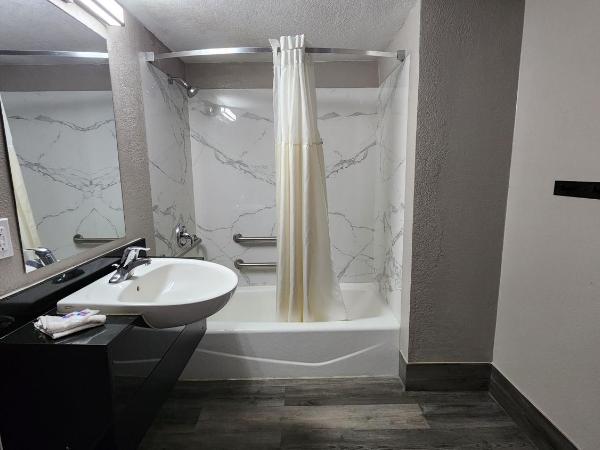 Studio 6 Houston TX Medical Center NRG Stadium : photo 10 de la chambre chambre lit king-size - accessible aux personnes à mobilité réduite - non-fumeurs