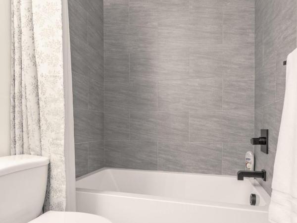 Room 2 of Lovely home, Montgomery downtown Calgary : photo 2 de la chambre chambre lit queen-size 