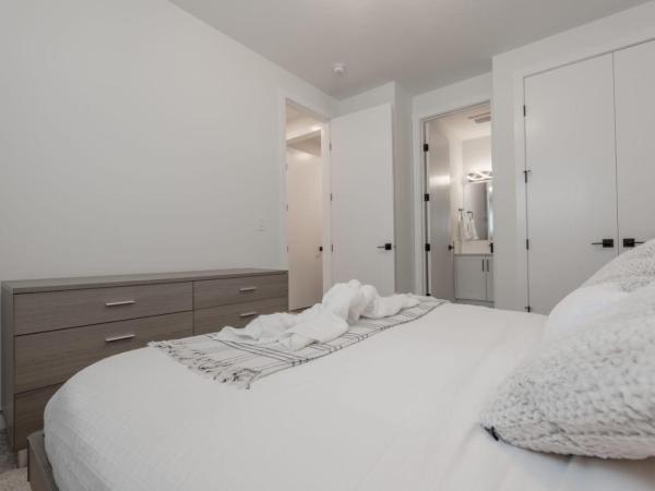 Room 2 of Lovely home, Montgomery downtown Calgary : photo 4 de la chambre chambre lit queen-size 
