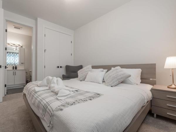 Room 2 of Lovely home, Montgomery downtown Calgary : photo 5 de la chambre chambre lit queen-size 