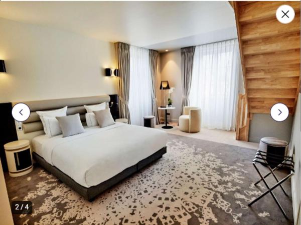 La Licorne Hotel & Spa Troyes MGallery : photo 1 de la chambre suite en duplex avec lit king-size et canapé