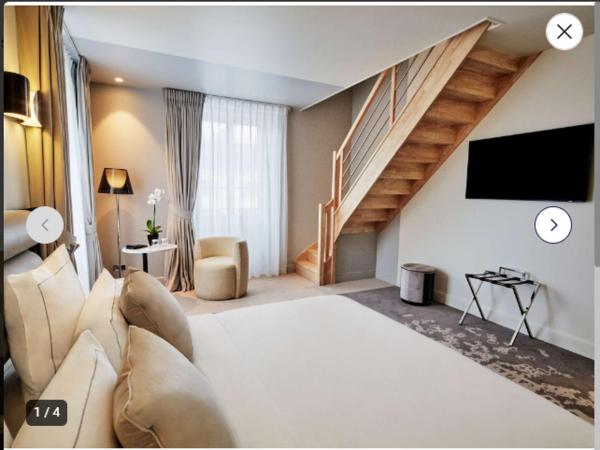 La Licorne Hotel & Spa Troyes MGallery : photo 2 de la chambre suite en duplex avec lit king-size et canapé
