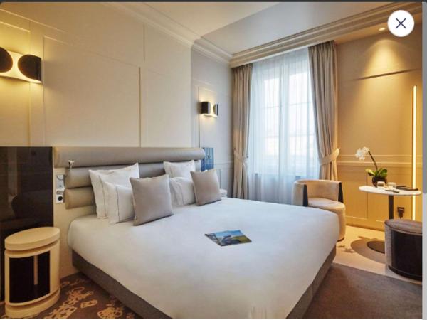 La Licorne Hotel & Spa Troyes MGallery : photo 1 de la chambre suite junior avec lit king-size et canapé