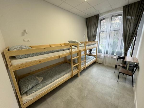 Green Hostel Katowice - 24h Free Parking : photo 7 de la chambre chambre quadruple