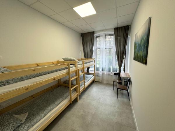 Green Hostel Katowice - 24h Free Parking : photo 8 de la chambre chambre quadruple