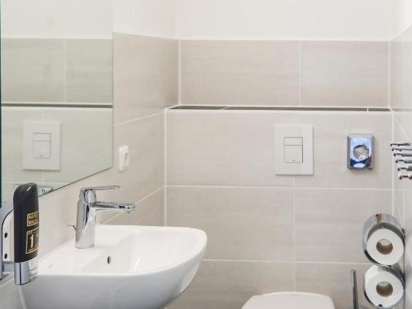 acama Hotel & Hostel Kreuzberg : photo 7 de la chambre chambre 6 lits 