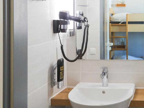 acama Hotel & Hostel Kreuzberg : photo 6 de la chambre chambre 6 lits 