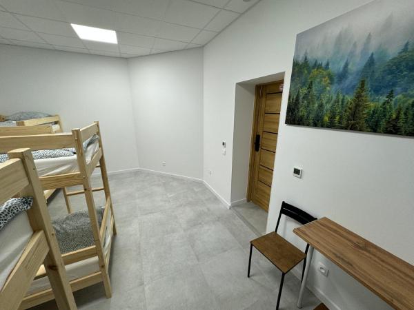 Green Hostel Katowice - 24h Free Parking : photo 2 de la chambre chambre quadruple