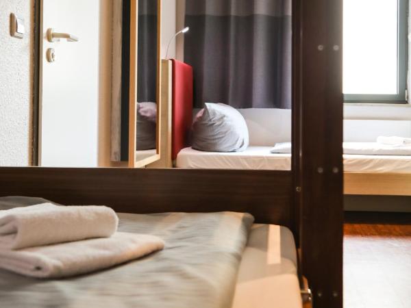 acama Hotel & Hostel Kreuzberg : photo 2 de la chambre chambre triple