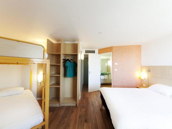 ibis Clermont Ferrand Montferrand : photo 3 de la chambre chambre familiale avec 1 lit double et 2 lits simples