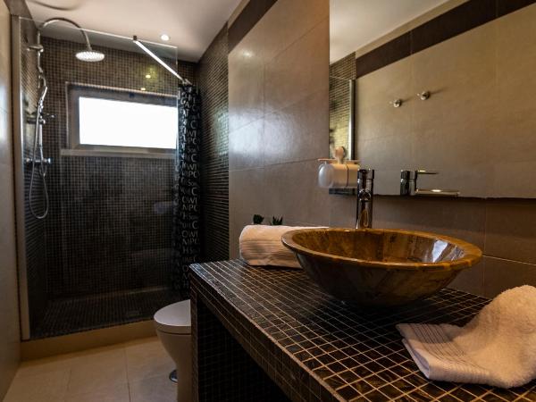 Pine House - Faro Airport, Beach and City Center : photo 7 de la chambre chambre double avec salle de bains commune