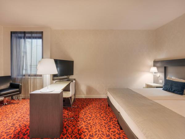 Eurostars Palazzo Zichy : photo 4 de la chambre chambre double de luxe avec une vue sur la place