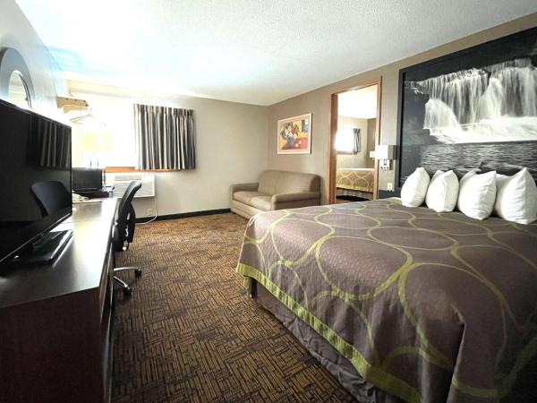 Super 8 by Wyndham Indianapolis Emerson : photo 1 de la chambre suite studio queen - non-fumeurs