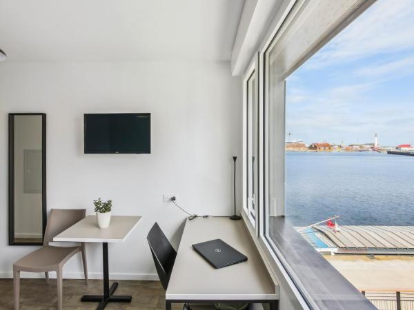 All Suites Appart Hôtel Dunkerque : photo 5 de la chambre studio (lit double) - vue sur bassin