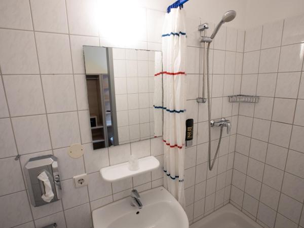 acama Hotel & Hostel Kreuzberg : photo 7 de la chambre chambre double ou lits jumeaux