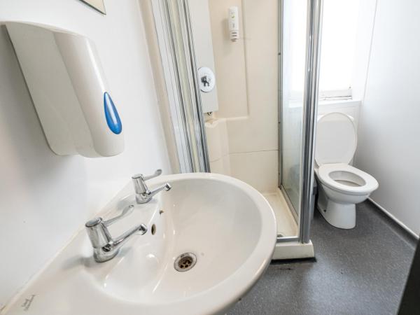 St Christopher's Hammersmith : photo 2 de la chambre lit dans dortoir mixte de 8 places avec salle de bains commune extérieure