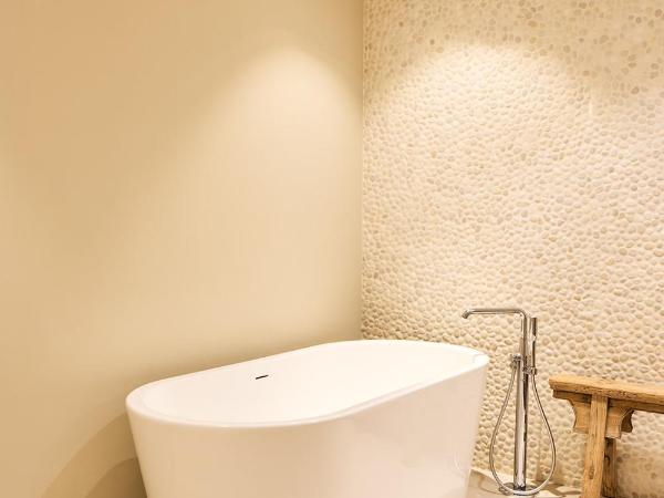 Hotel FRANQ : photo 8 de la chambre suite junior