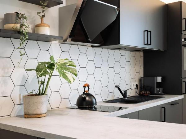 Urban Jungle Apartments : photo 6 de la chambre one-bedroom apartment with french balcony