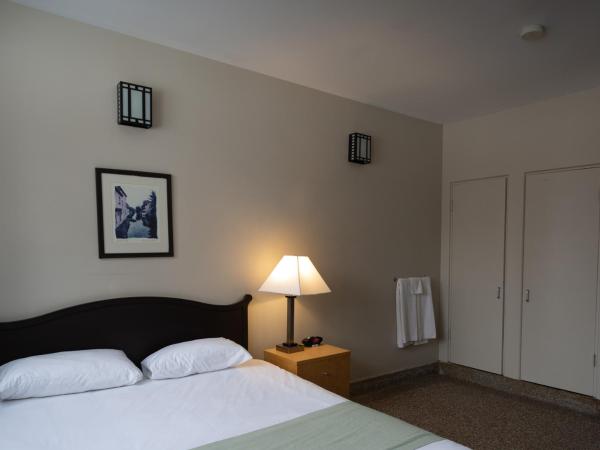 YWCA Banff Hotel : photo 3 de la chambre chambre double avec salle de bains commune