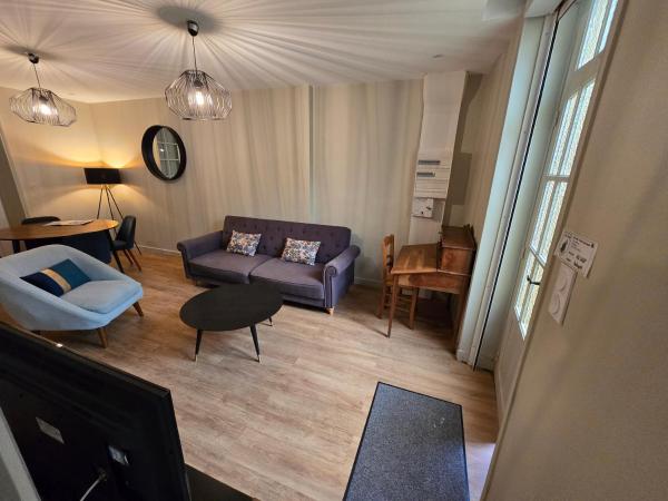 Au Loup Historic Apartments : photo 9 de la chambre appartement 2