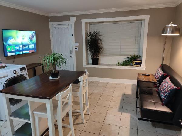 Private Suite w King Bed, Ground Level, Naturally Bright : photo 3 de la chambre suite 1 chambre