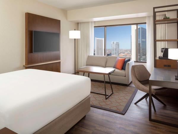 Hyatt Regency Phoenix : photo 1 de la chambre chambre lit king-size pour personnes à mobilité réduite avec douche accessible aux personnes à mobilité réduite