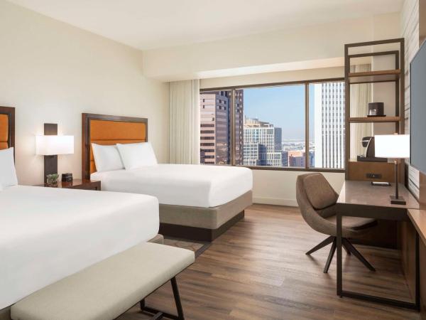 Hyatt Regency Phoenix : photo 2 de la chambre chambre avec 2 lits queen-size et douche accessible aux personnes à mobilité réduite