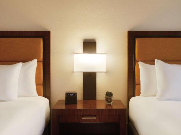 Hyatt Regency Phoenix : photo 4 de la chambre chambre avec 2 lits queen-size et douche accessible aux personnes à mobilité réduite