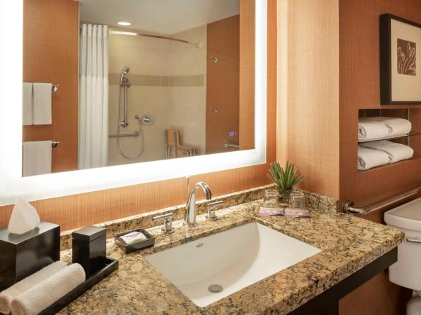 Hyatt Regency Phoenix : photo 5 de la chambre chambre lit king-size pour personnes à mobilité réduite avec douche accessible aux personnes à mobilité réduite