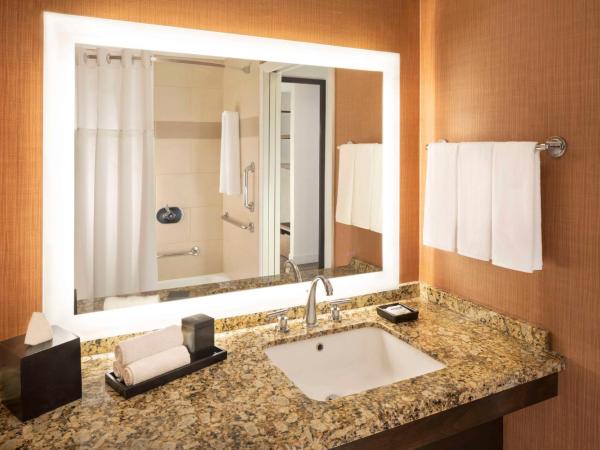 Hyatt Regency Phoenix : photo 5 de la chambre chambre lit king-size avec baignoire accessible aux personnes à mobilité réduite
