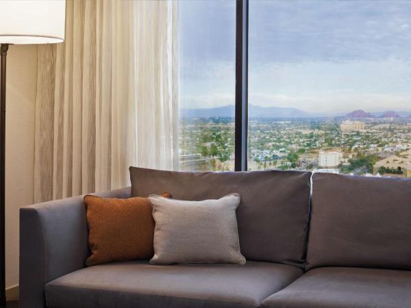 Hyatt Regency Phoenix : photo 6 de la chambre chambre lit king-size pour personnes à mobilité réduite avec douche accessible aux personnes à mobilité réduite