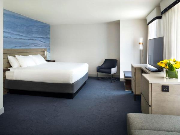 Hyatt Centric Fisherman's Wharf San Francisco : photo 2 de la chambre chambre lit queen-size avec douche accessible en fauteuil roulant