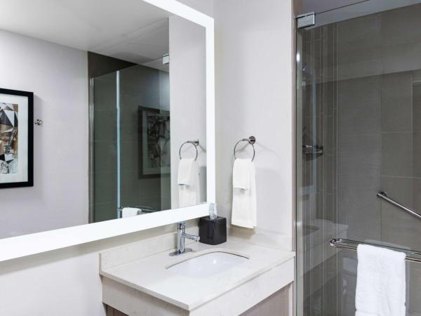 Hyatt House Nashville Downtown-Convention Center : photo 4 de la chambre suite 1 chambre lit king-size avec canapé-lit et cuisine