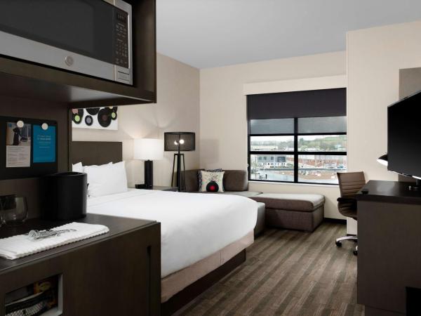 Hyatt House Nashville Downtown-Convention Center : photo 1 de la chambre chambre lit king-size avec canapé-lit