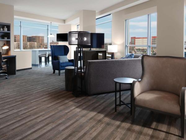 Hyatt House Nashville Downtown-Convention Center : photo 1 de la chambre one-bedroom specialty suite with two queen beds with sofa bed, kitchen and roll-in shower - disability access