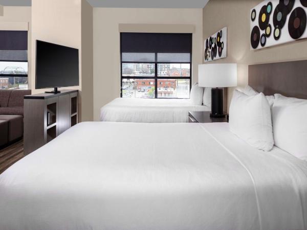 Hyatt House Nashville Downtown-Convention Center : photo 4 de la chambre studio suite with two queen beds, sofa bed and kitchen