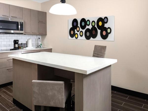 Hyatt House Nashville Downtown-Convention Center : photo 1 de la chambre king studio suite with kitchen and sofa bed