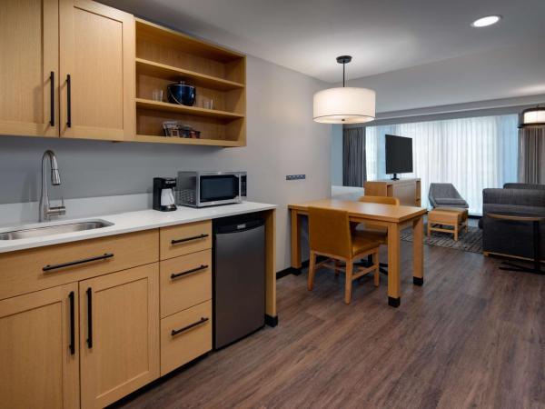 Hyatt Place Boston/Seaport District : photo 1 de la chambre chambre lit king-size spéciale avec canapé-lit et kitchenette