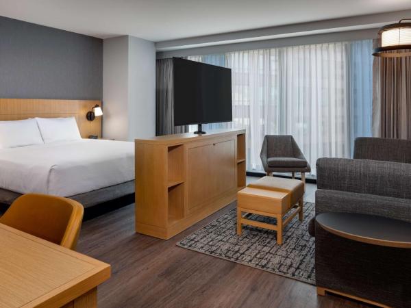 Hyatt Place Boston/Seaport District : photo 2 de la chambre chambre lit king-size spéciale avec canapé-lit et kitchenette