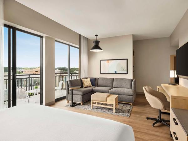 Hyatt Place Virginia Beach Oceanfront : photo 1 de la chambre chambre lit king-size avec canapé-lit - vue sur ville