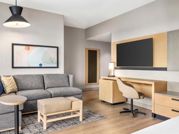 Hyatt Place Virginia Beach Oceanfront : photo 4 de la chambre chambre lit king-size avec canapé-lit - vue sur ville