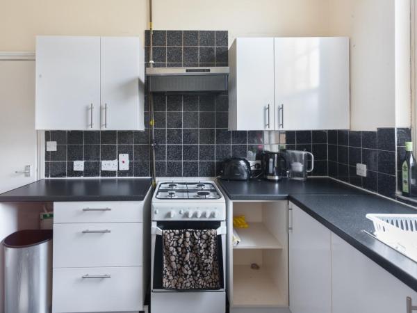 Keysan House 5 : photo 8 de la chambre chambre triple avec salle de bains commune