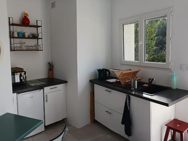 Charmant petit studio avec jardin et piscine : photo 1 de la chambre chambre double - vue sur jardin